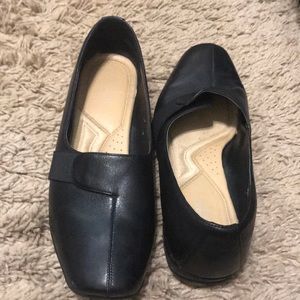 Naturalizer black leather flats